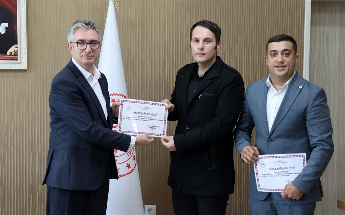 Sivas'ta hastanenin yemekhane görevlileri, boğazına zeytin takılan hasta yakınını Heimlich...