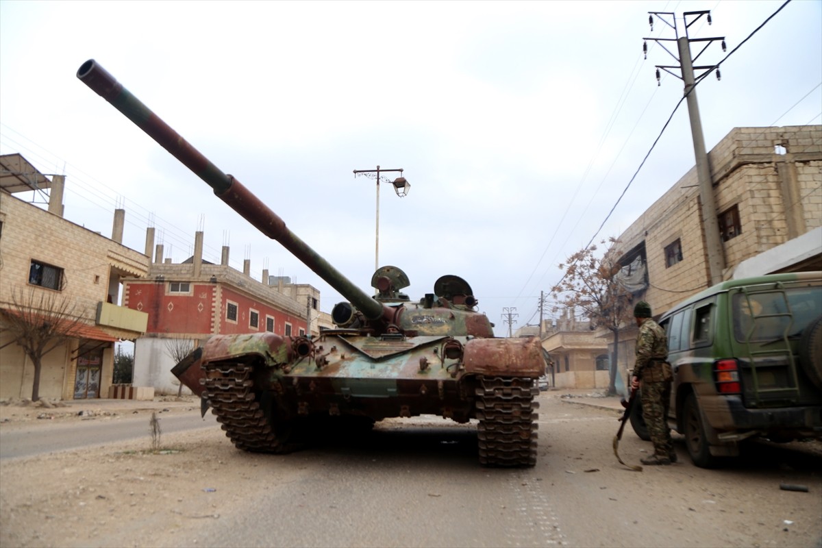 Suriye'de yeni yönetime bağlı güvenlik güçleri, ülkenin güneyindeki Dera iline bağlı Sanamayn...