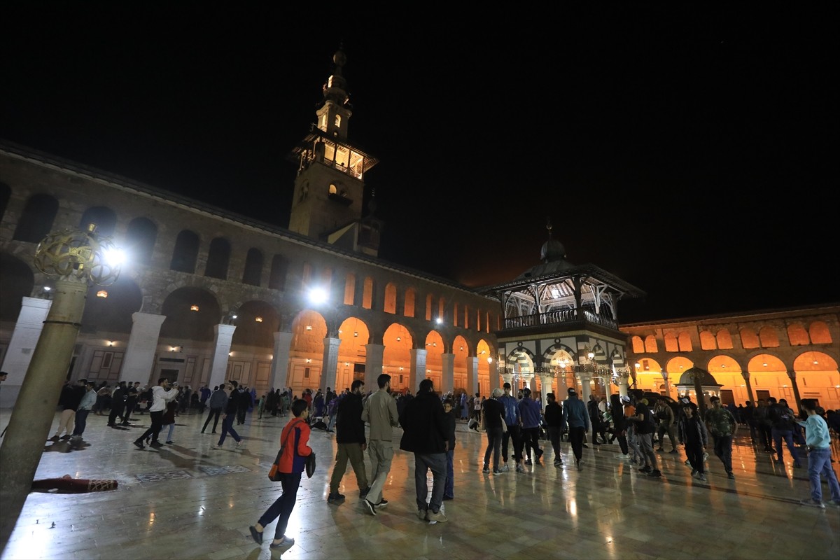 Suriye'nin başkenti Şam'daki tarihi Emevi Camisi'nde Kadir Gecesi idrak edildi. Ramazan ayının 27....