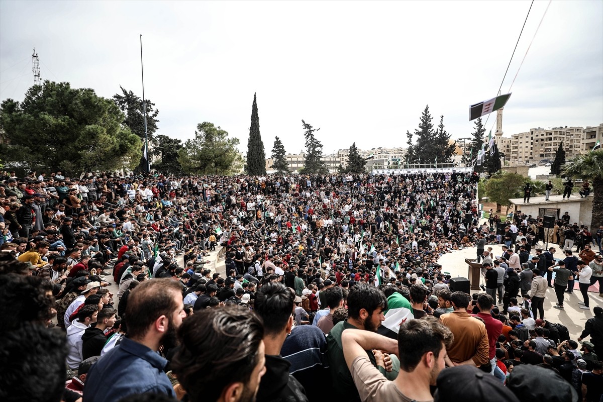 Suriye'nin kuzeybatısındaki İdlib kentinde, şehrin devrik rejim güçlerinden alınmasının 10. yıl...