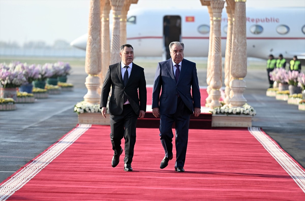 Tacikistan'ın Hocent şehrine giden Kırgızistan Cumhurbaşkanı Sadır Caparov, havaalanında...