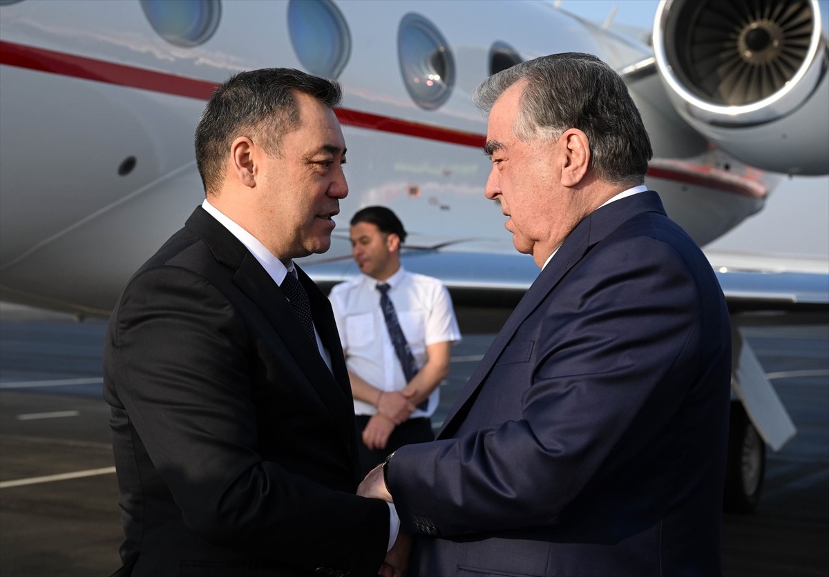 Tacikistan'ın Hocent şehrine giden Kırgızistan Cumhurbaşkanı Sadır Caparov, havaalanında...