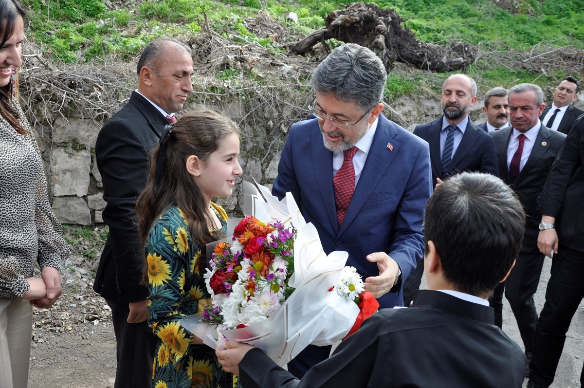 Tarım ve Orman Bakanı İbrahim Yumaklı, Hakkari'deki programları kapsamında Çukurca ilçesini...