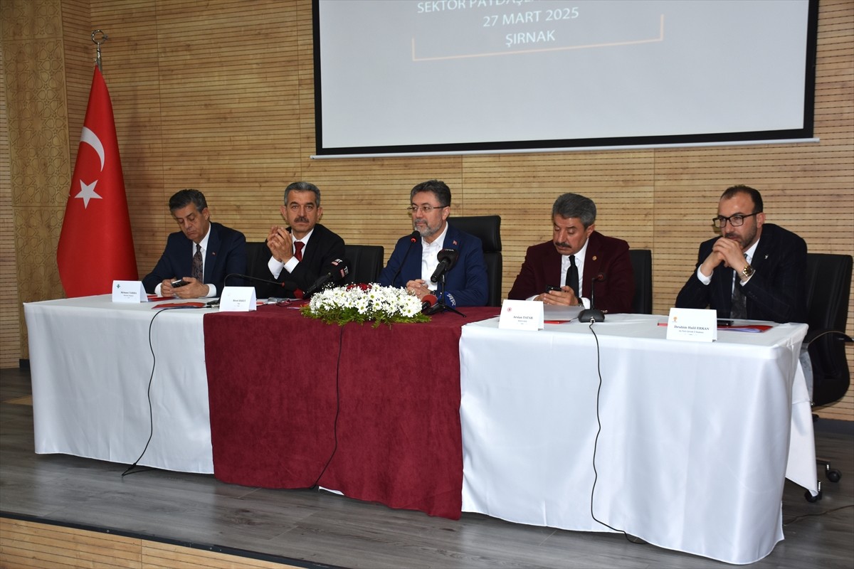 Tarım ve Orman Bakanı İbrahim Yumaklı (ortada) kentteki temasları kapsamında Şırnak...