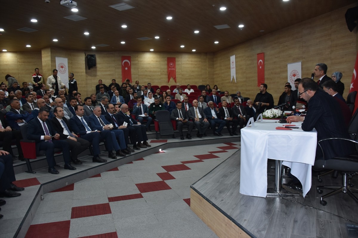 Tarım ve Orman Bakanı İbrahim Yumaklı (ortada) kentteki temasları kapsamında Şırnak...
