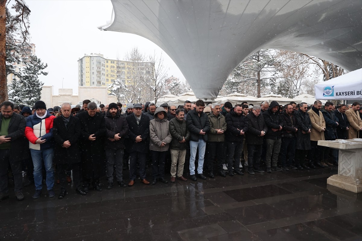 Tedavi gördüğü hastanede hayatını kaybeden Türkiye Spor Yazarları Derneği (TSYD) Kayseri Şube...