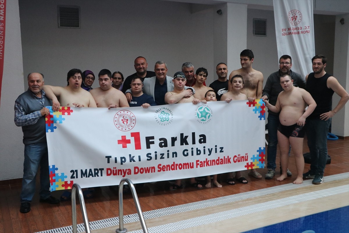 Tekirdağ'da down sendromlu çocuklar, yüzme yarışmasında mücadele etti. Tekirdağ Gençlik ve Spor...