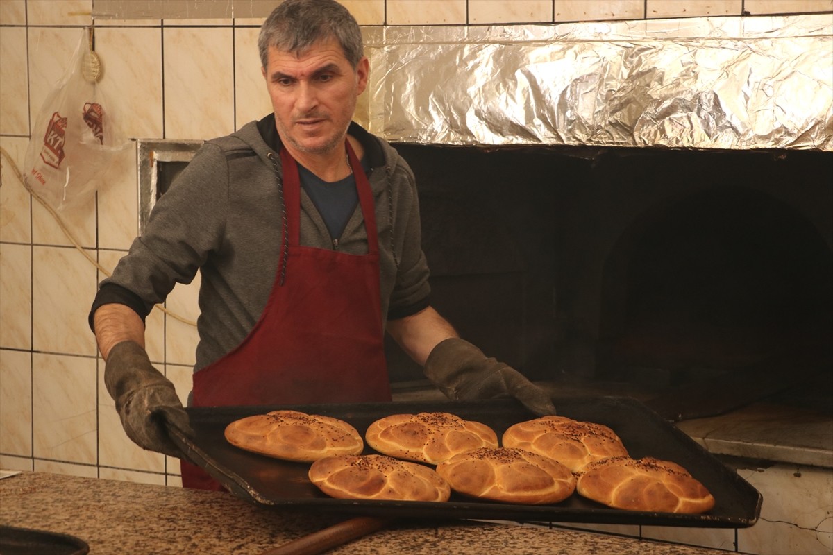Tekirdağ'da nohut mayası kullanılarak hazırlanan ramazan çöreği, iftar sofralarını süslüyor....