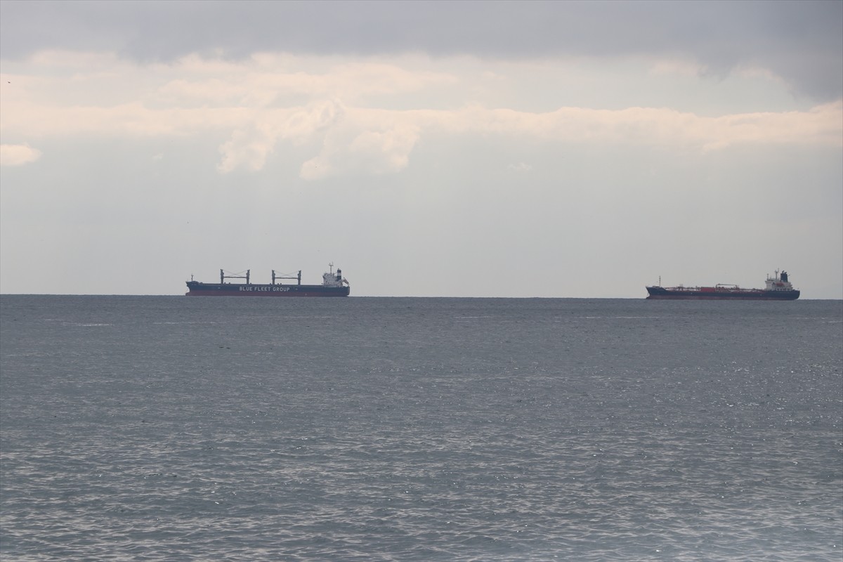 Tekirdağ'da poyraz, deniz ulaşımını olumsuz etkiliyor. Hızı zaman zaman 40 kilometreye ulaşan...