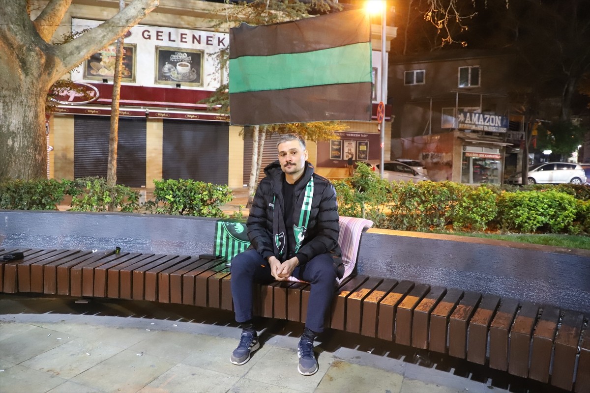TFF 3. Lig 4. Grupta yer alan Denizlispor'un başkanı Erhan Ergil, kent meydanında açlık grevine...