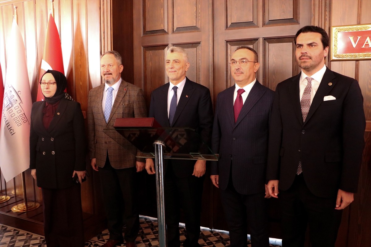 Ticaret Bakanı Ömer Bolat (sağda), Tekirdağ'daki temasları kapsamında Valiliği ziyaret etti. Bakan...