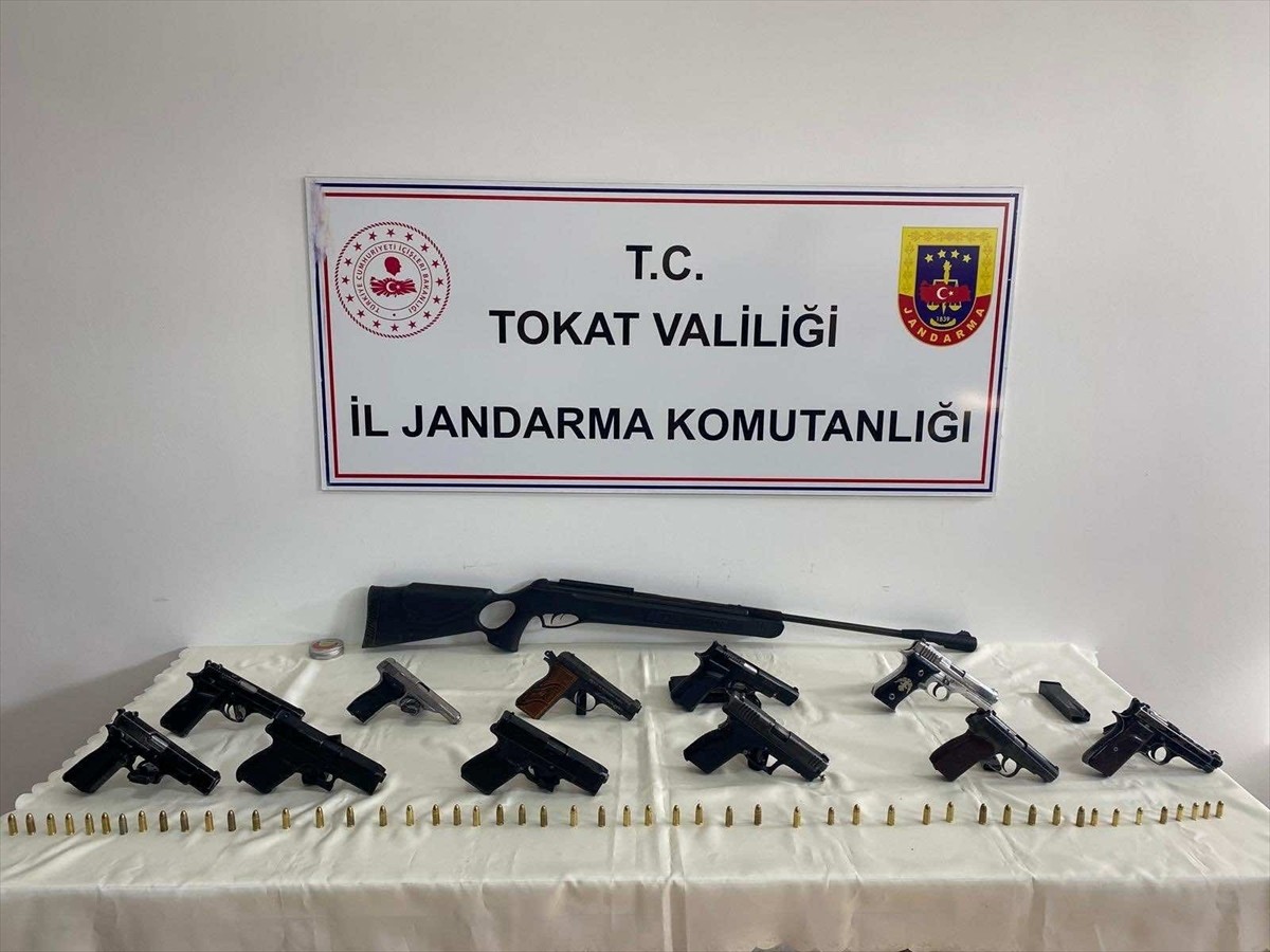Tokat'ın Erbaa ilçesinde kaçak silah operasyonunda 2 kişi gözaltına alındı. Operasyonda 11...