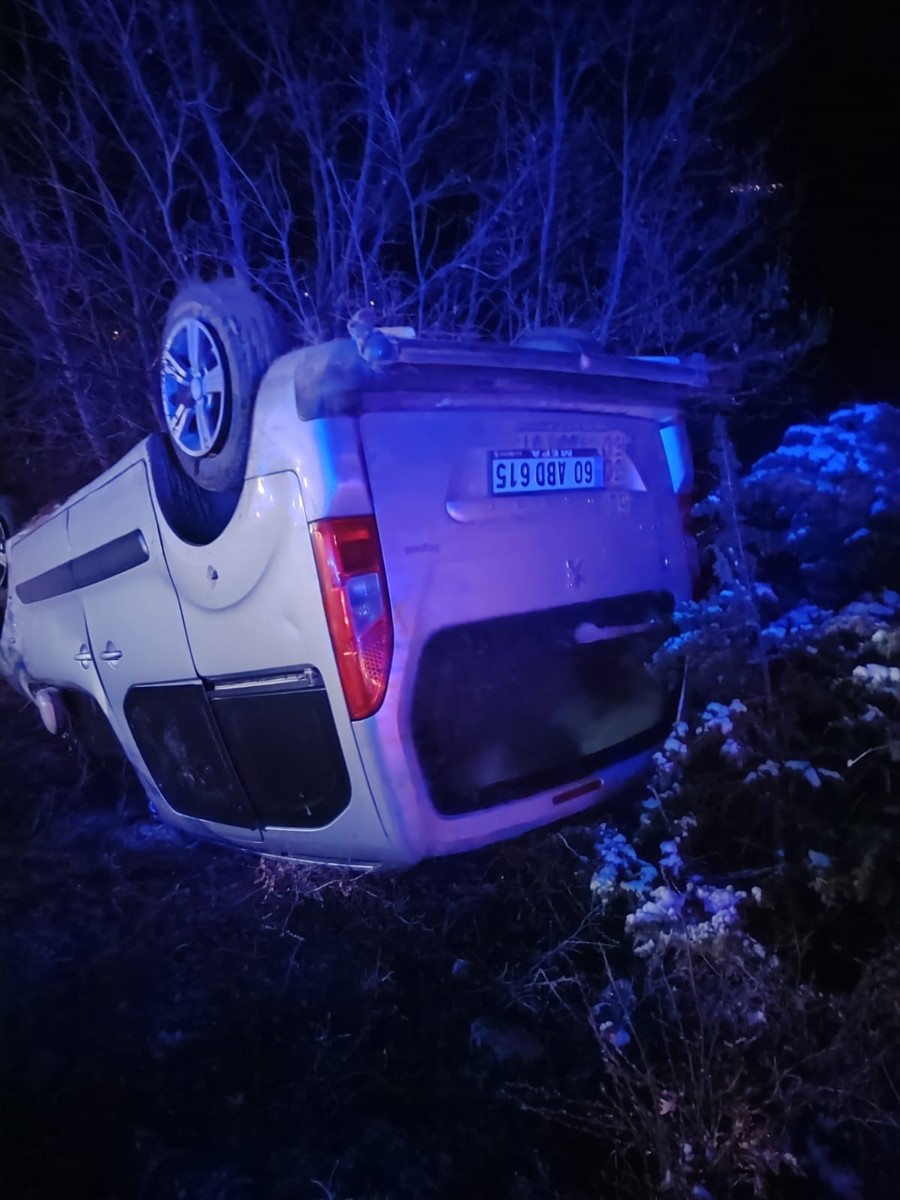 Tokat'ın Reşadiye ilçesinde hafif ticari aracın devrilmesi sonucu 5 kişi yaralandı.