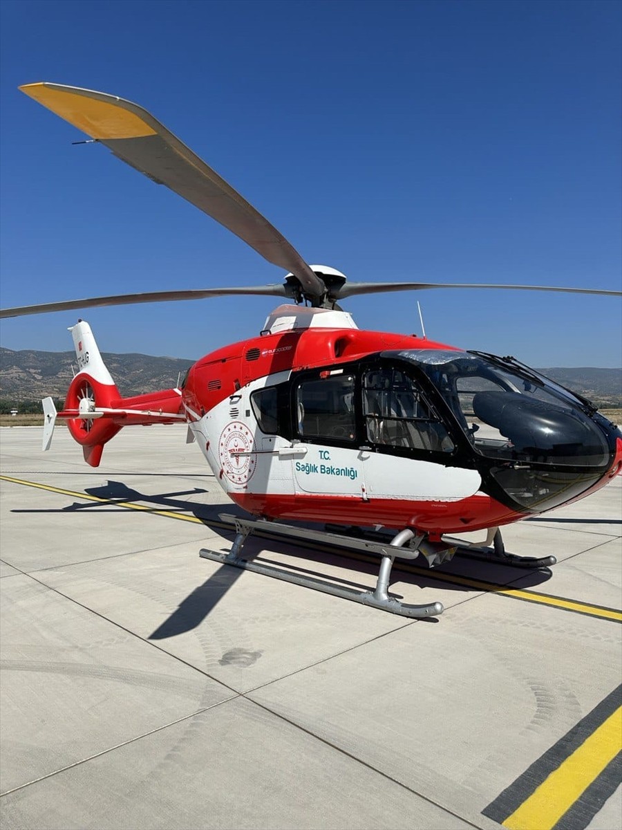 Tokat'ta damar iltihaplanması tedavisi gören 13 yaşındaki çocuk, ambulans helikopterle Ankara'daki...