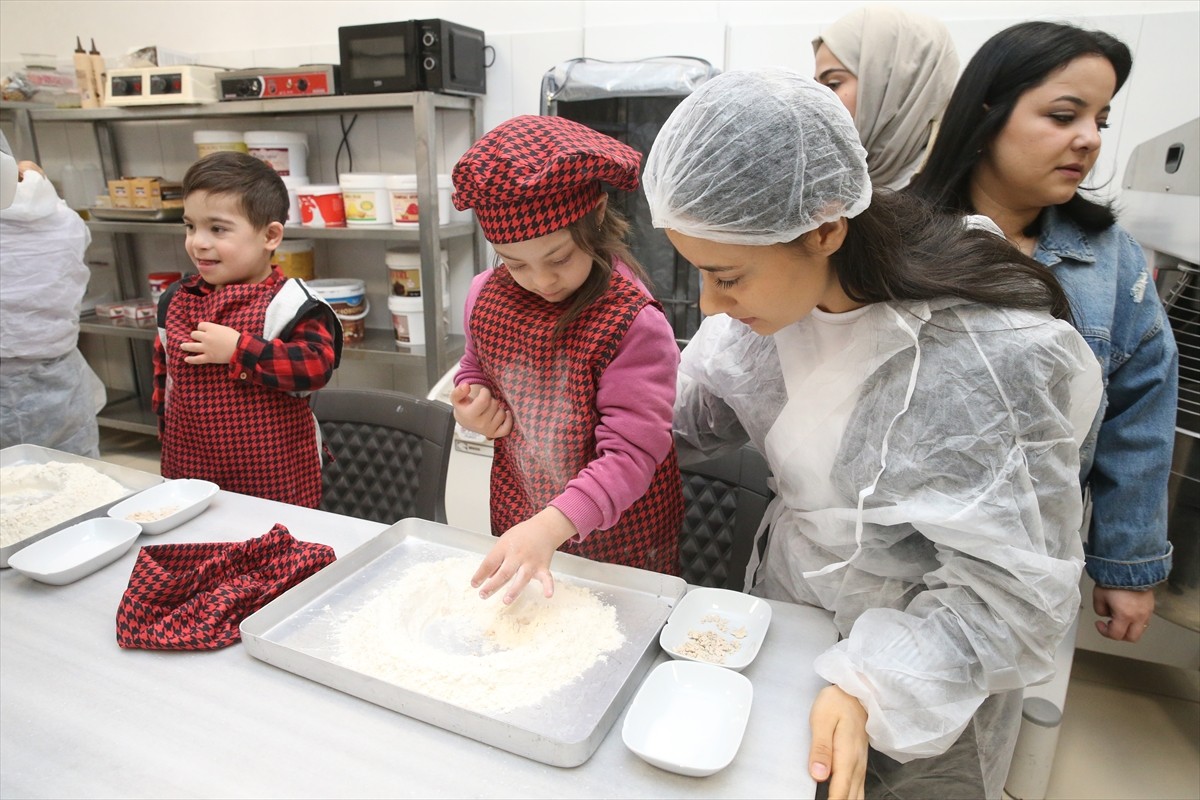 Tokat'ta down sendromlu çocuklar, Tokat Gaziosmanpaşa Üniversitesinde (TOGÜ) ramazan pidesi...