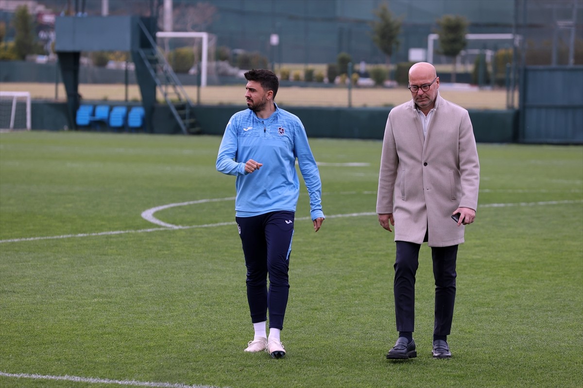 Trabzonspor'un orta saha oyuncusu Ozan Tufan (solda), hafta sonu Göztepe ile sahasında yapacağı...