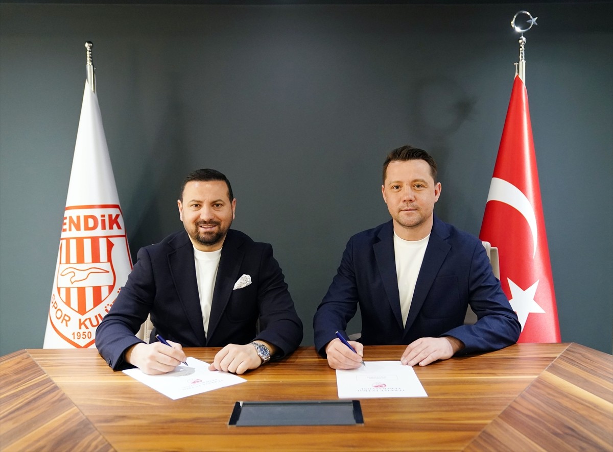 Trendyol 1. Lig takımlarından Siltaş Yapı Pendikspor'da Sedat Ağçay'dan boşalan teknik direktörlük...