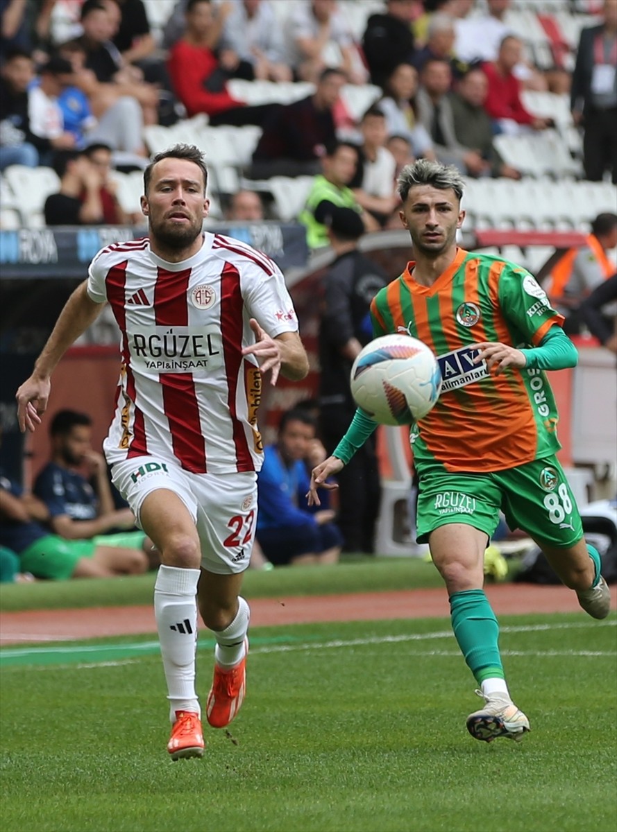 Trendyol Süper Lig'in 29. haftasında Onvo Antalyaspor ile Corendon Alanyaspor takımları Corendon...