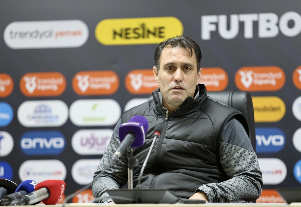 Trendyol Süper Lig'in 29. haftasında Reeder Samsunspor'u 2-0 yenen Kasımpaşa'nın yardımcı...