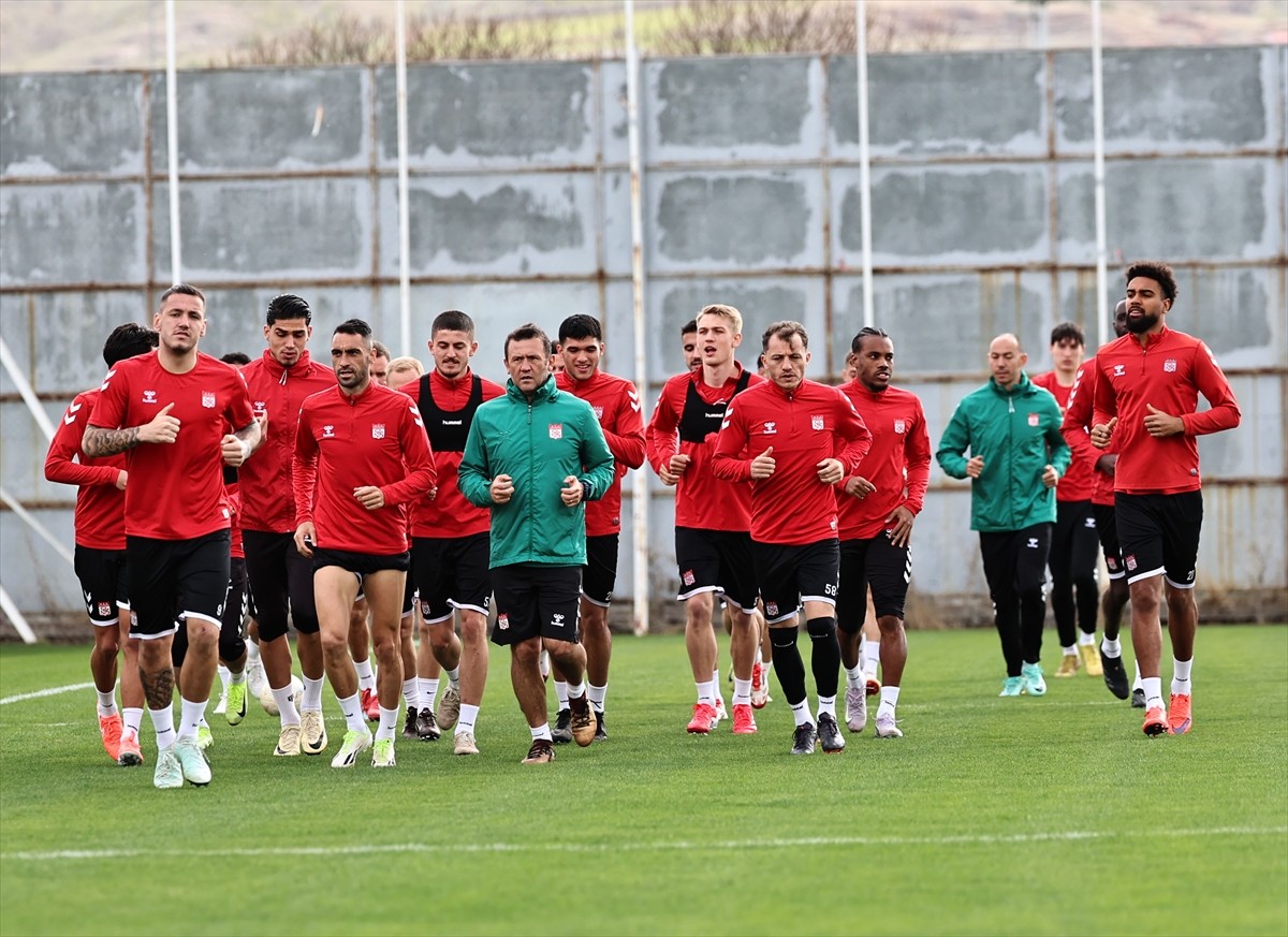 Trendyol Süper Lig'in 30. haftasında deplasmanda Çaykur Rizespor ile karşılaşacak olan Net Global...