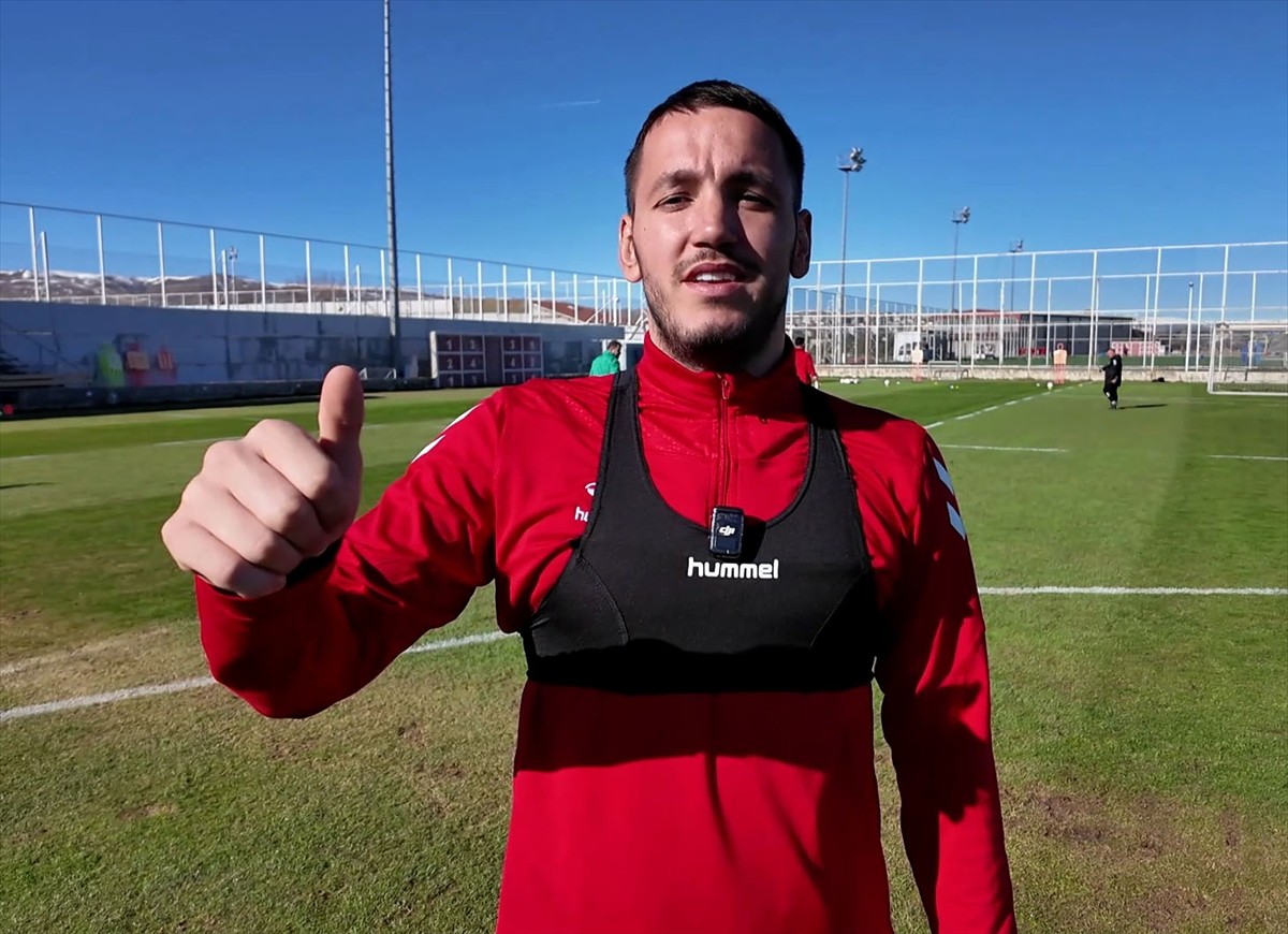 Trendyol Süper Lig ekiplerinden Net Global Sivasspor'da teknik direktör Rıza Çalımbay ve...