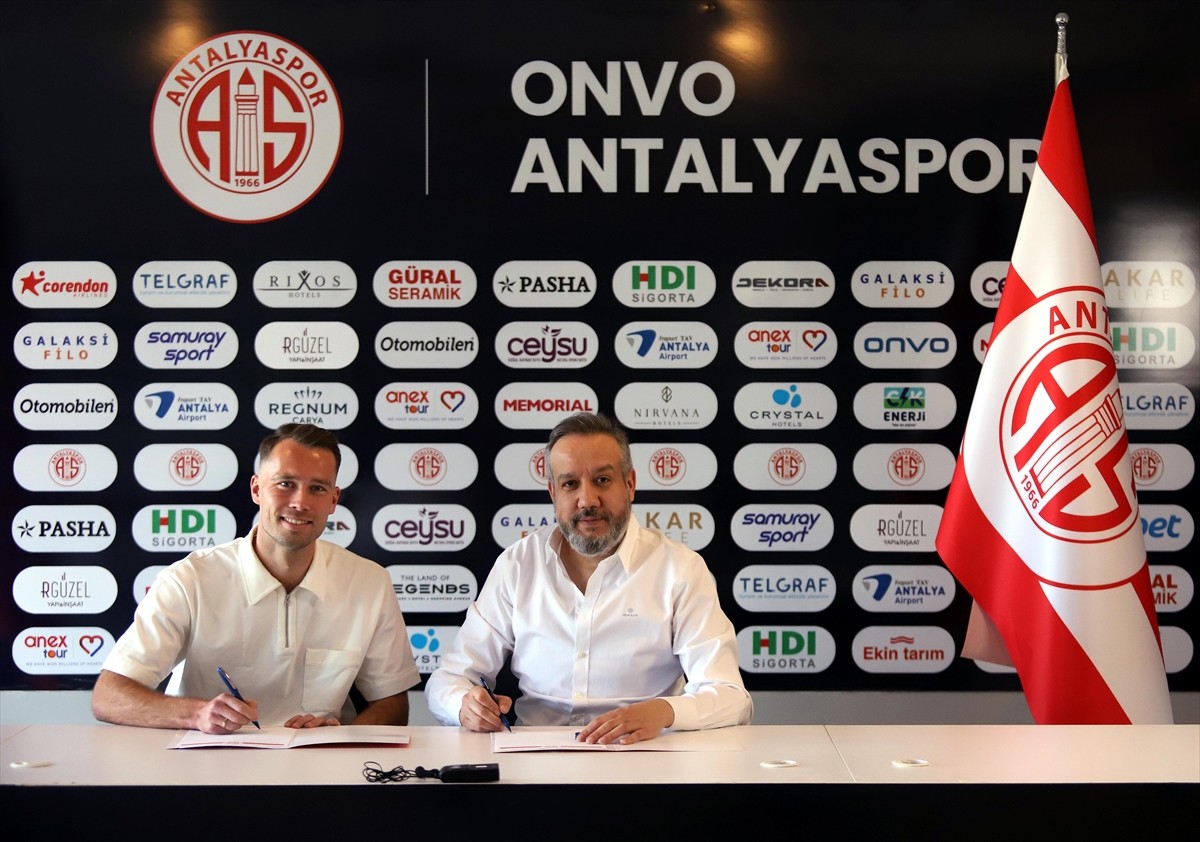 Trendyol Süper Lig ekiplerinden Onvo Antalyaspor, Hollandalı orta saha oyuncusu Sander Van de...