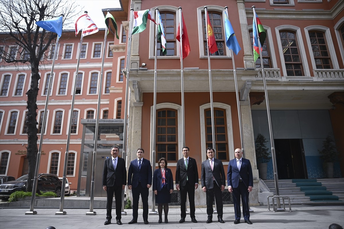 Türk Devletleri Teşkilatı'nın (TDT) yenilenen bayrağına geçişin resmi olarak tamamlanması...