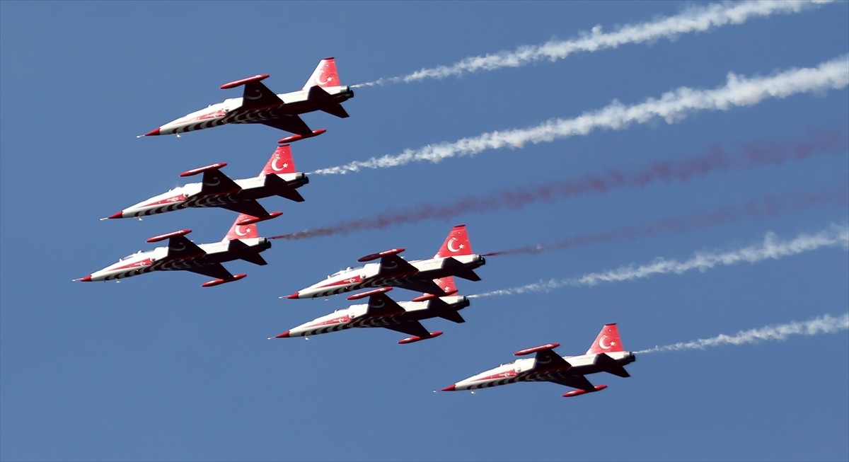 Türk Hava Kuvvetlerinin akrobasi timi Türk Yıldızları, 18 Mart Şehitleri Anma Günü ve Çanakkale...