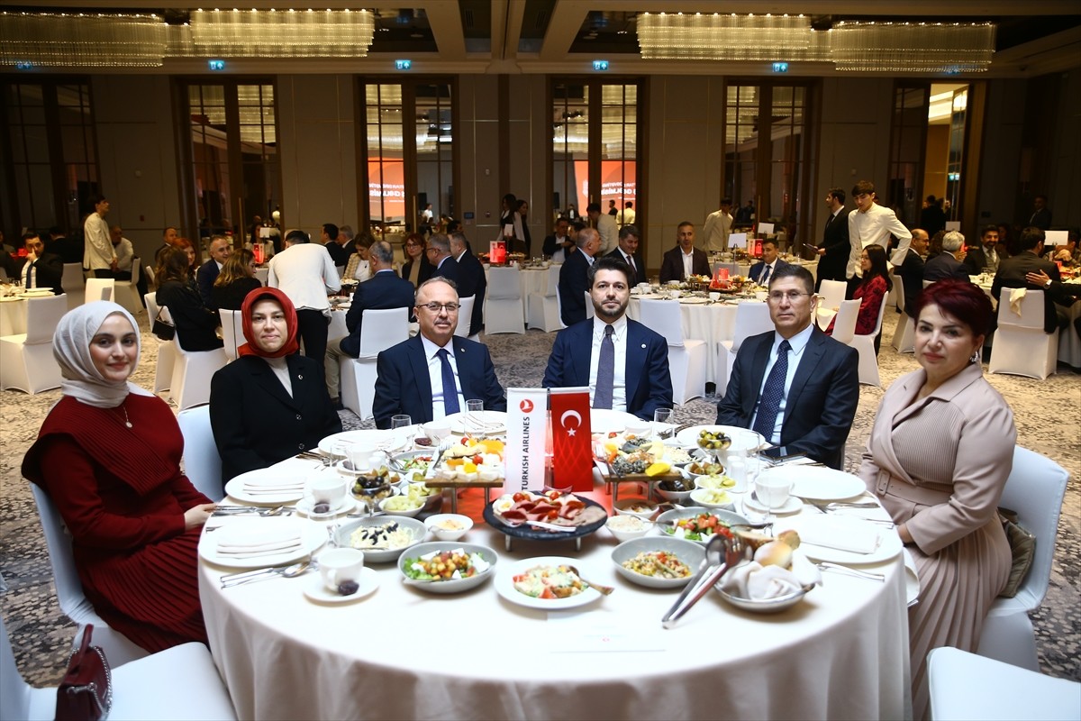 Türk Hava Yollarının (THY) Azerbaycan'ın başkenti Bakü'de düzenlediği iftarda siyaset, iş dünyası...