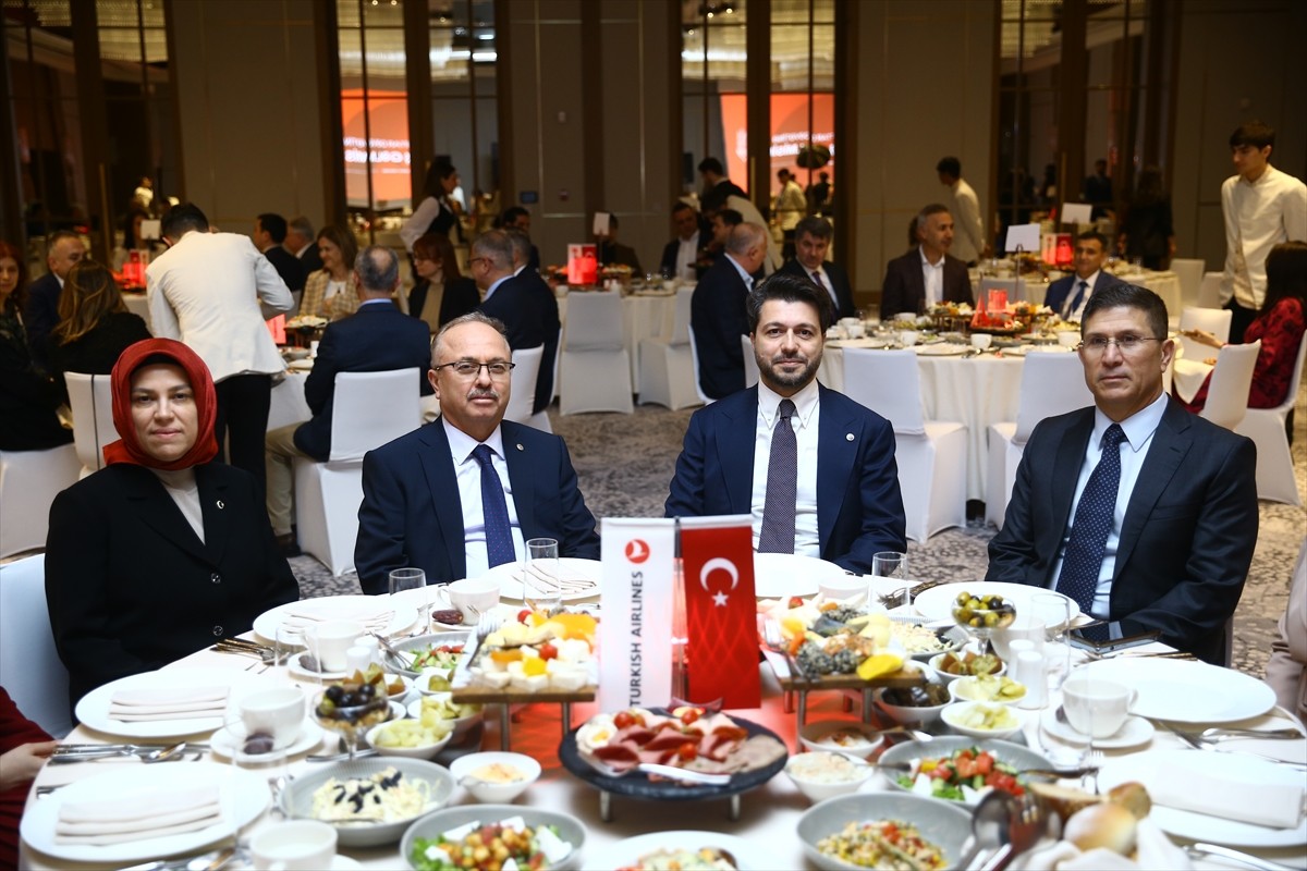 Türk Hava Yollarının (THY) Azerbaycan'ın başkenti Bakü'de düzenlediği iftarda siyaset, iş dünyası...