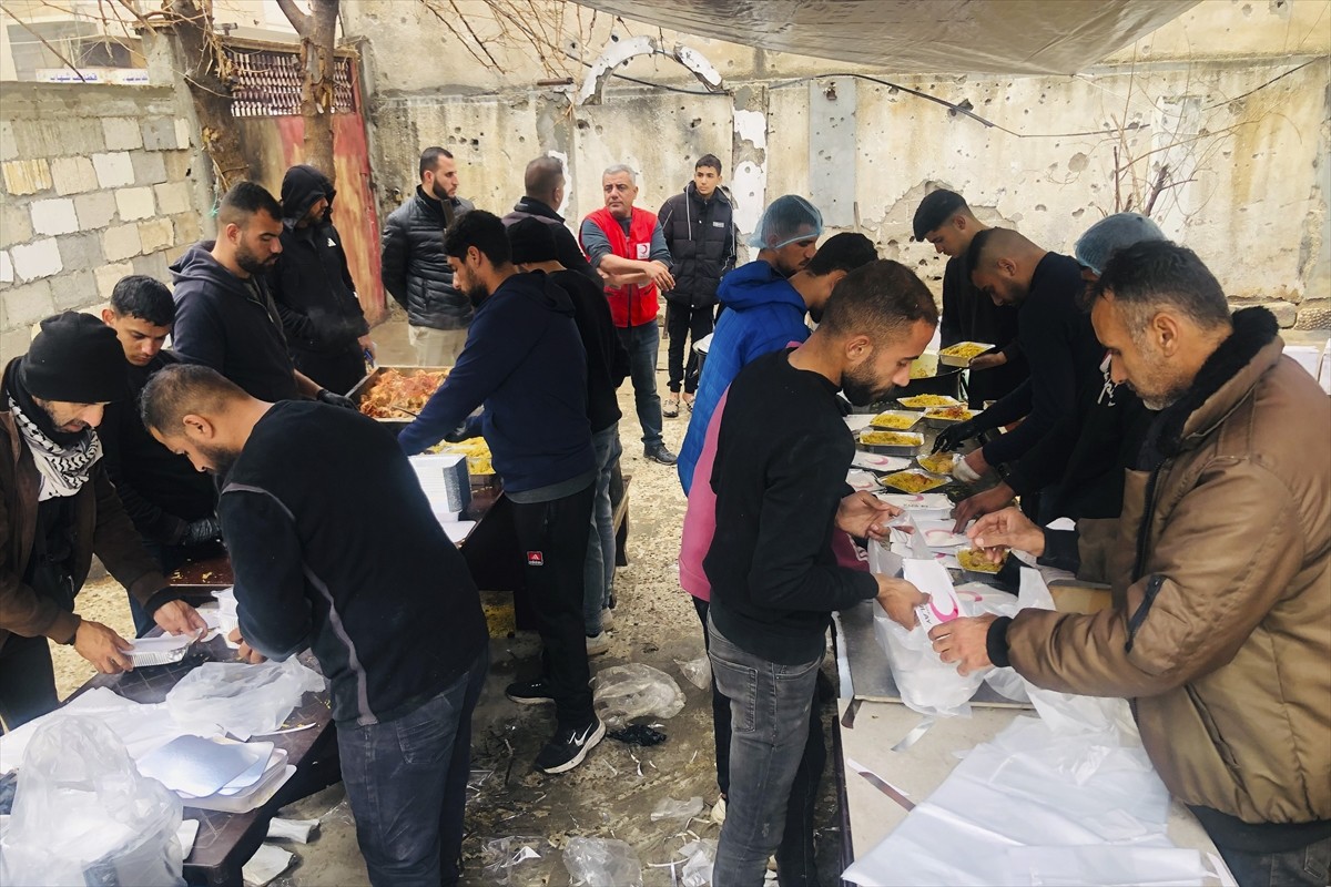 Türk Kızılay, "Bu Ramazan da Kalbimiz Bir Soframız Bir" sloganıyla başlatılan kampanya kapsamında...