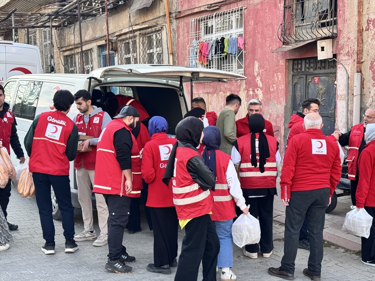 Türk Kızılay Siirt Şubesi, ramazan boyunca her gün 300 kişinin evine üç çeşit iftar yemeği...
