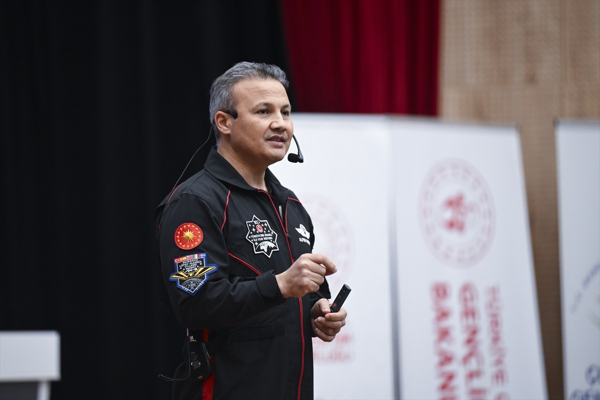 Türkiye'nin ilk astronotu Alper Gezeravcı, 8-14 Mart Bilim ve Teknoloji Haftası kapsamında...