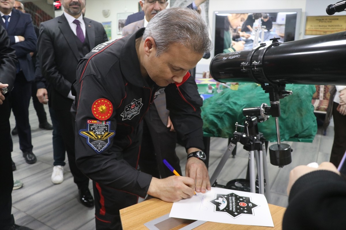 Türkiye'nin ilk astronotu Alper Gezeravcı, Rize'nin Derepazarı ilçesinde Ali Yılmaz Ortaokulu'nda...