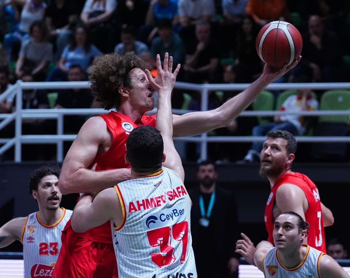 Türkiye Basketbol 2. Ligi Final Grubu ilk hafta maçında Göztepe ile Kahramanmaraş İstiklal...