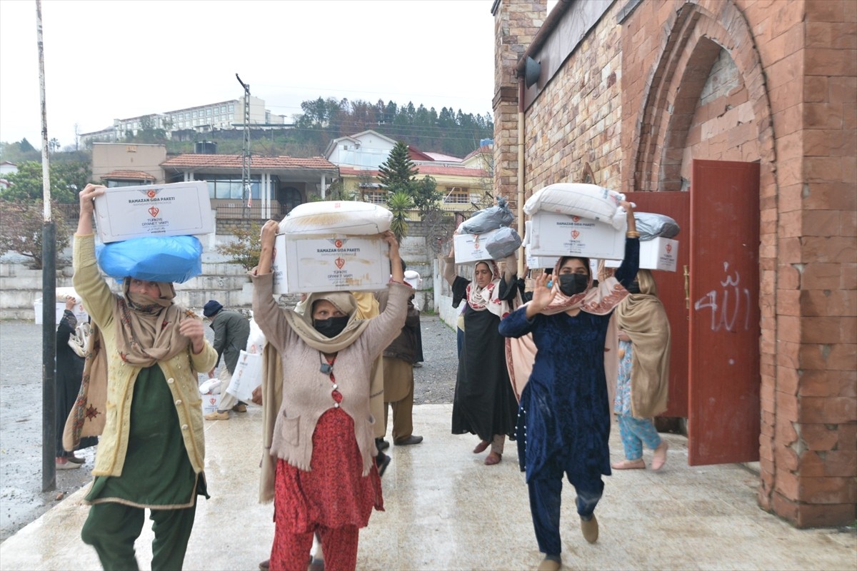 Türkiye Diyanet Vakfı (TDV), ramazan ayı yardım programı kapsamında Pakistan idaresindeki Azad...