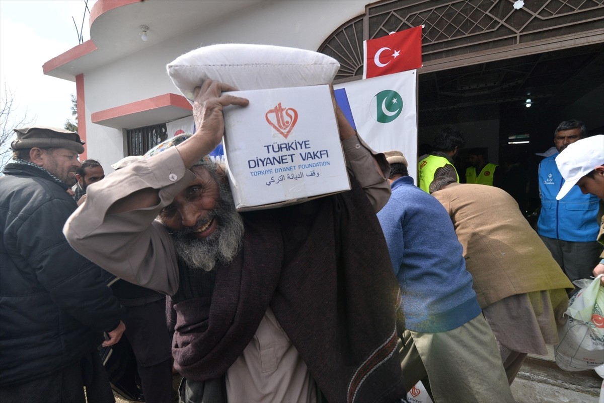 Türkiye Diyanet Vakfı (TDV), ramazan ayı yardım programı kapsamında Pakistan idaresindeki Azad...