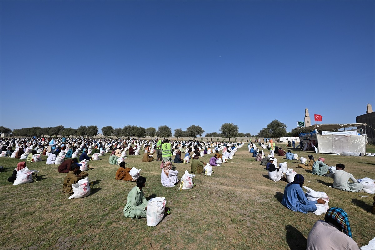 Türkiye Diyanet Vakfı (TDV) ramazan dolayısıyla Pakistan'ın Karaçi kentinde 500 gıda kolisi...