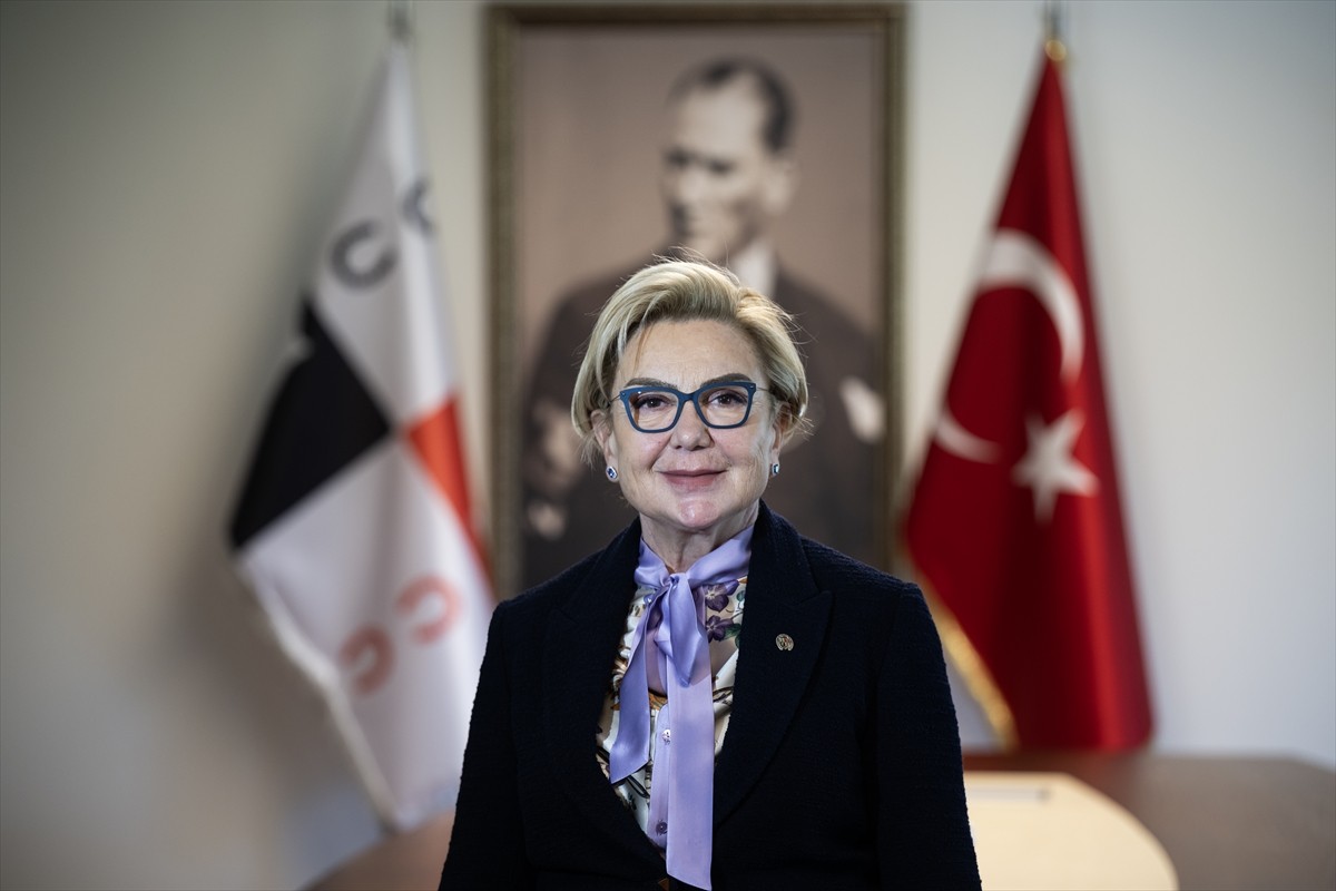 Türkiye Jokey Kulübü (TJK) Genel Sekreteri Gülnur Gülerce, İstanbul Veliefendi Hipodromu'nda 8...