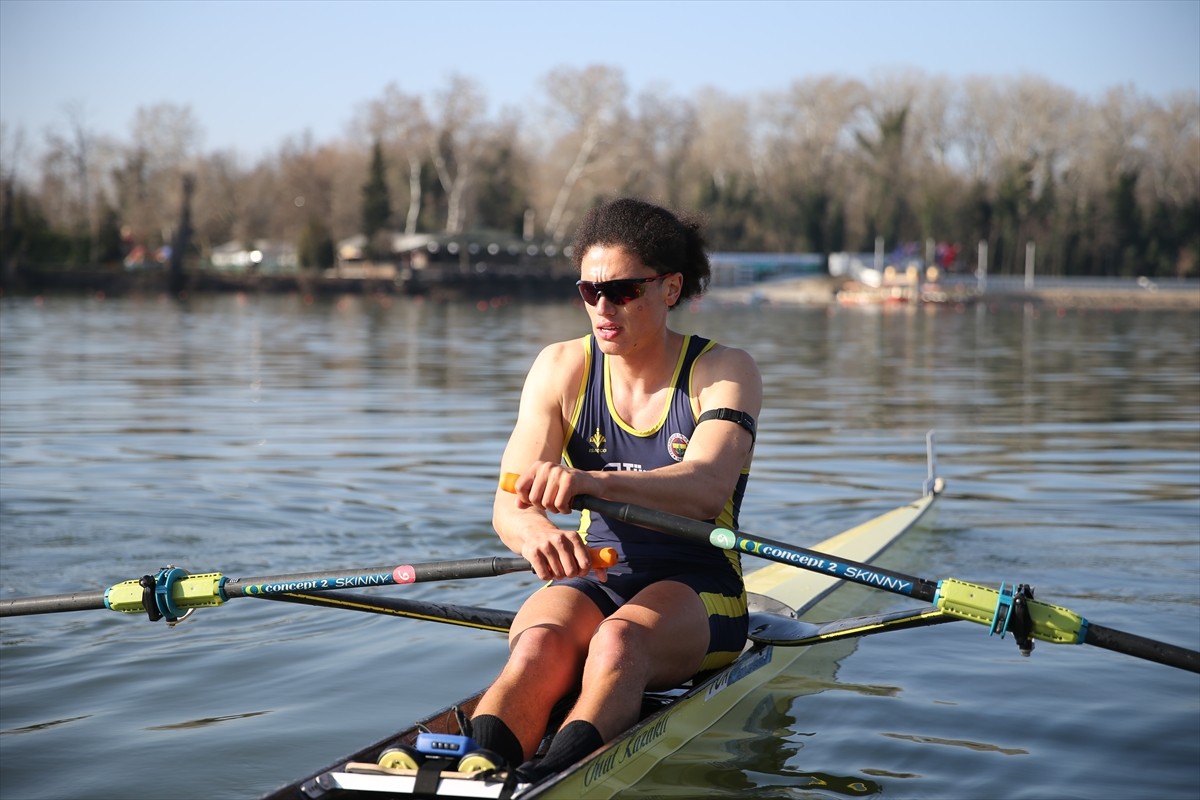 Türkiye Kürek Şampiyonası'nda üç altın madalya kazanan Fenerbahçeli milli kürekçi Cevdet Ege...