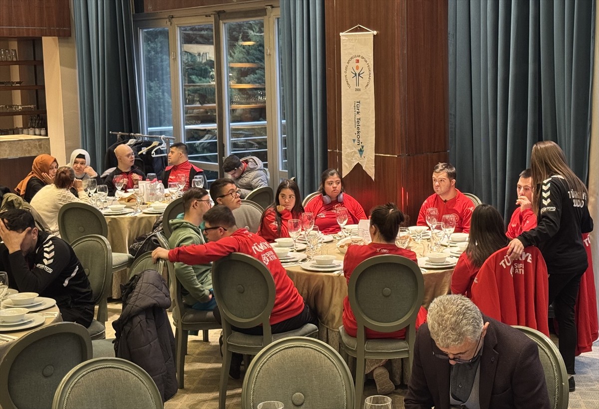 Türkiye Özel Sporcular Spor Federasyonu tarafından düzenlenen iftar programında özel sporcular...