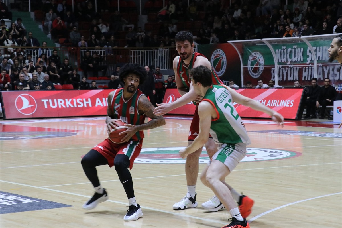 Türkiye Sigorta Basketbol Süper Ligi'nin 22. hafta maçında, Semt77 Yalovaspor ile Karşıyaka, 90....