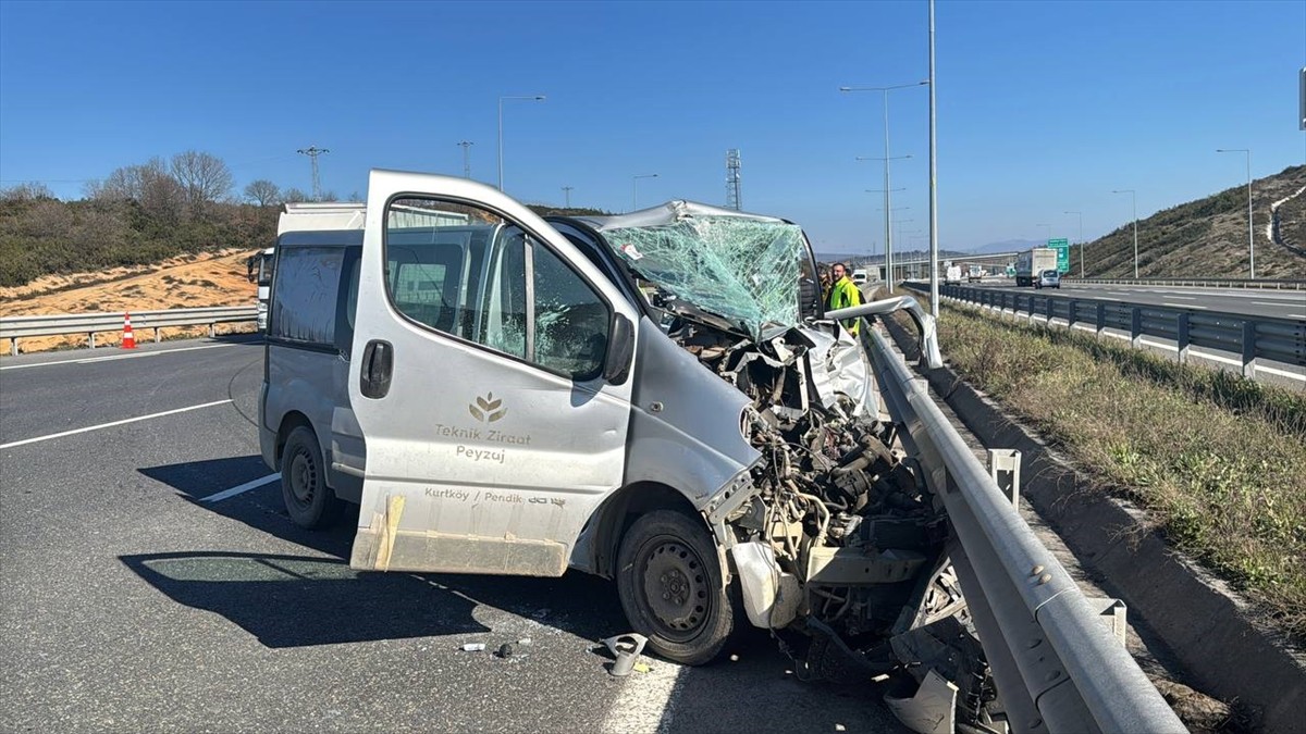 Tuzla'da seyir halindeki tıra çarpan hafif ticari araçtaki 1 kişi yaşamını yitirdi, 1 kişi...