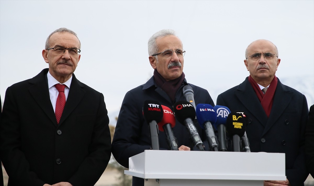 Ulaştırma ve Altyapı Bakanı Abdulkadir Uraloğlu, bir dizi ziyaret için geldiği Malatya'da İkizce...