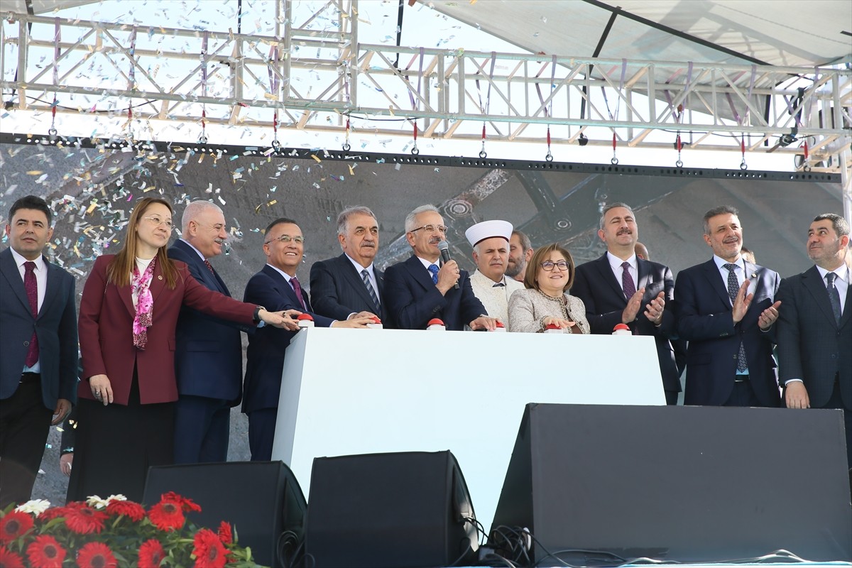 Ulaştırma ve Altyapı Bakanı Abdulkadir Uraloğlu, Dülük-OSB Tüneli Temel Atma Töreni'ne katılarak...