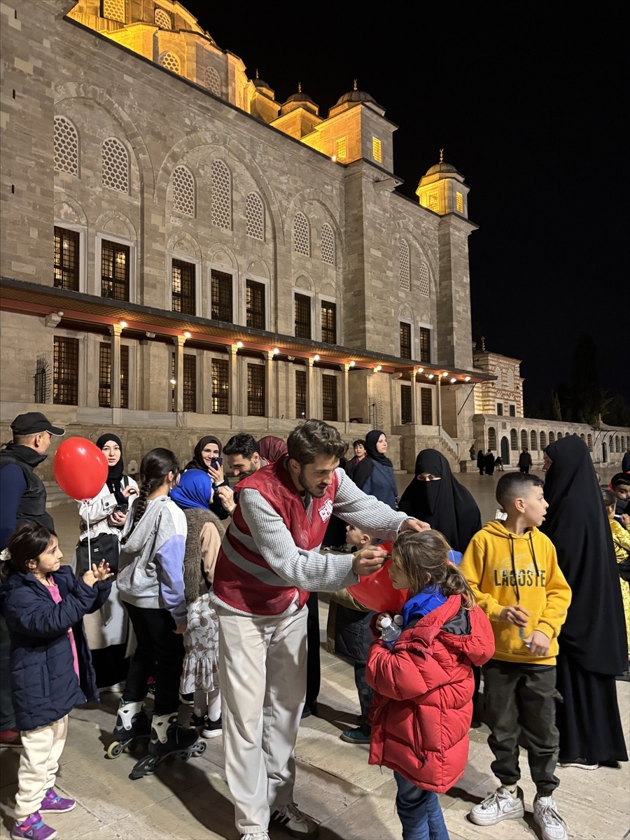 Uluslararası Genç Derneği bünyesinde faaliyetler yürüten "Genç Gönüllüler" ramazan ayının...