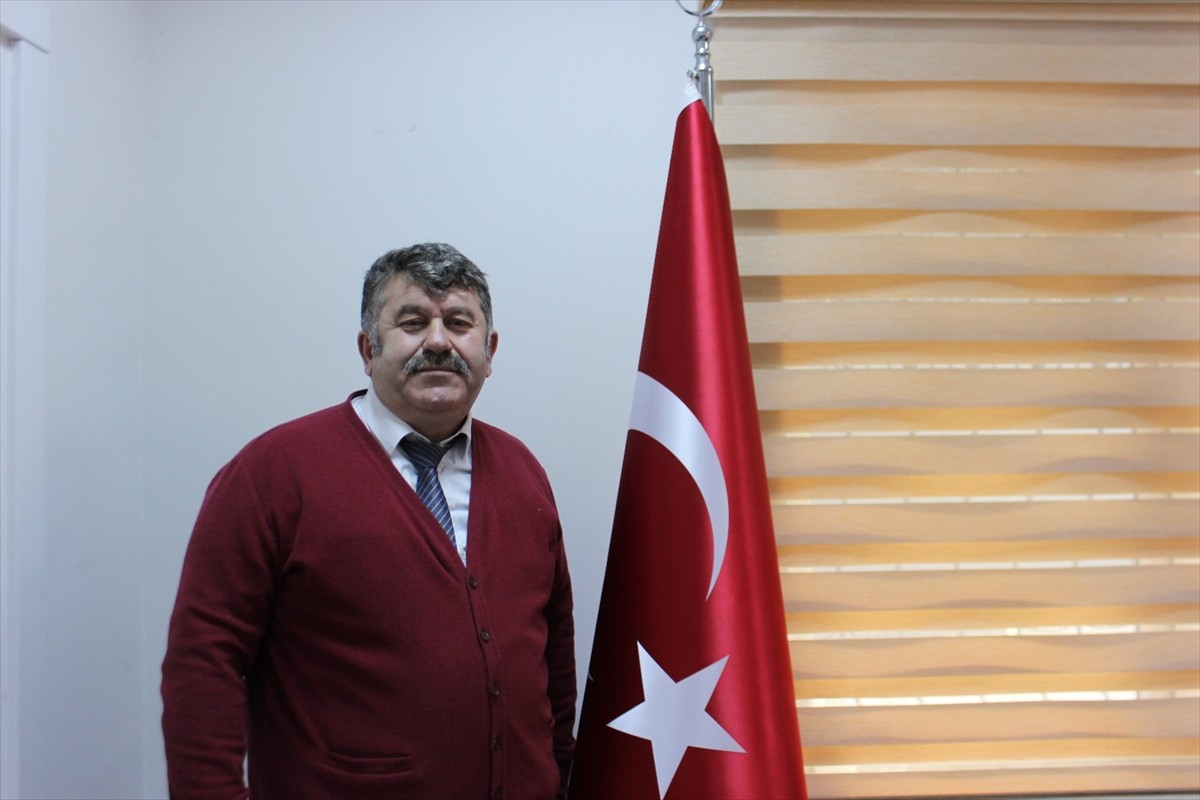 Ümraniye'de muhtarlık yapan Ahmet Şahin, Kazım Karabekir Mahallesi Muhtarlığının bir odasını adeta...