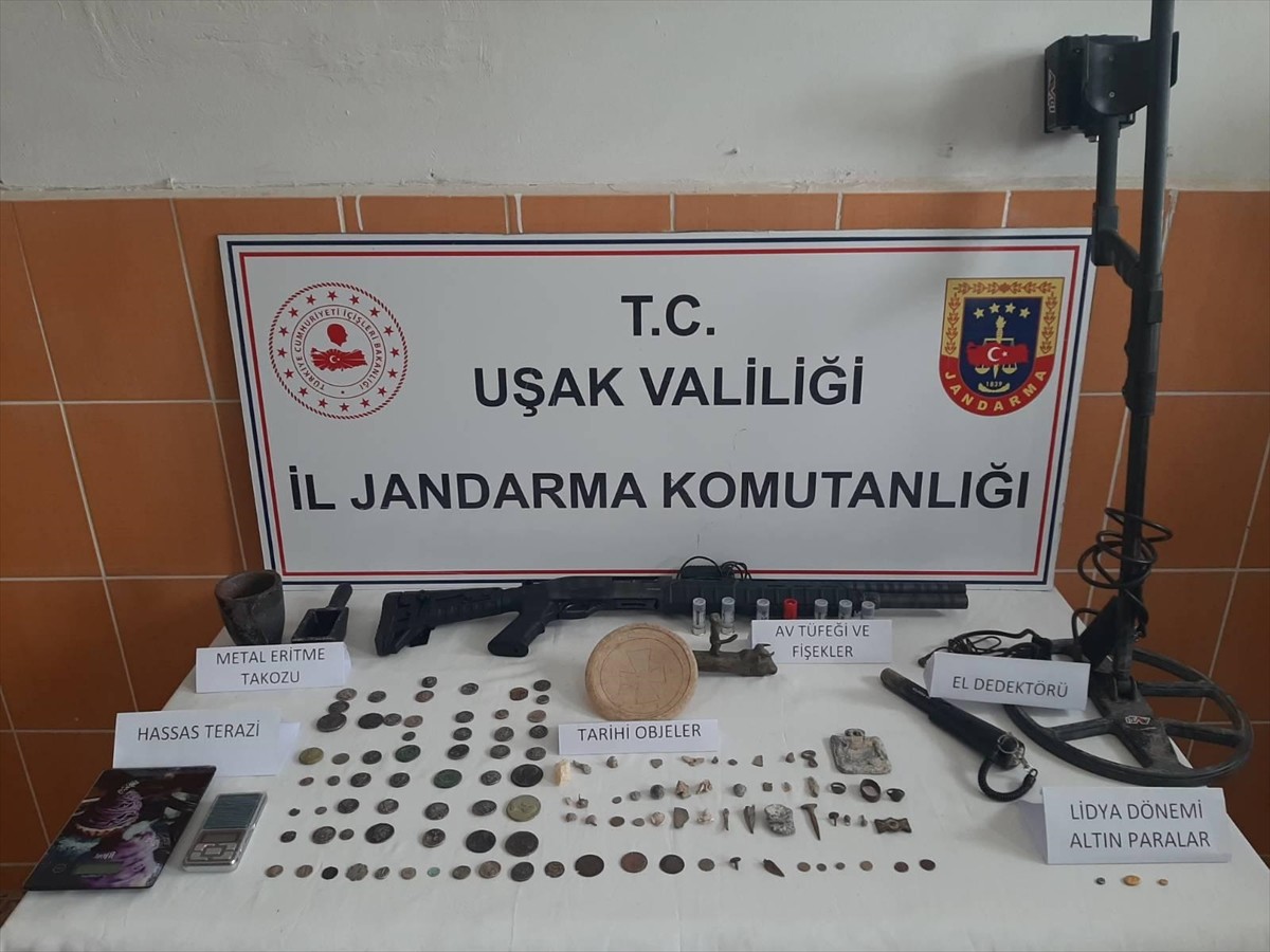 Uşak'ın Ulubey ilçesinde bir evde yapılan aramada, aralarında Lidya dönemine ait olduğu...