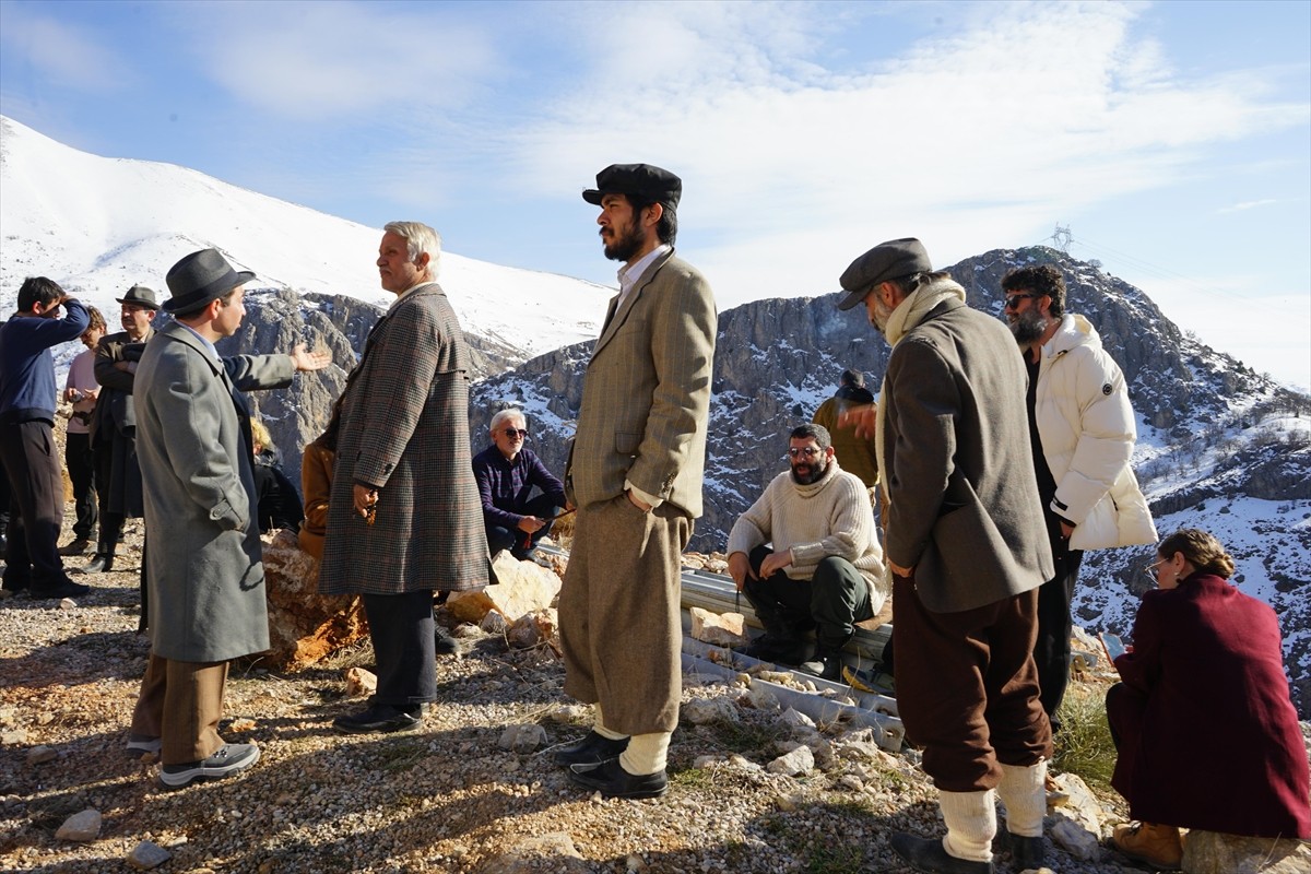 Usta hikayeci Mustafa Kutlu'nun kaleme aldığı önemli eseri "Mavi Kuş", aynı adla sinemaya...