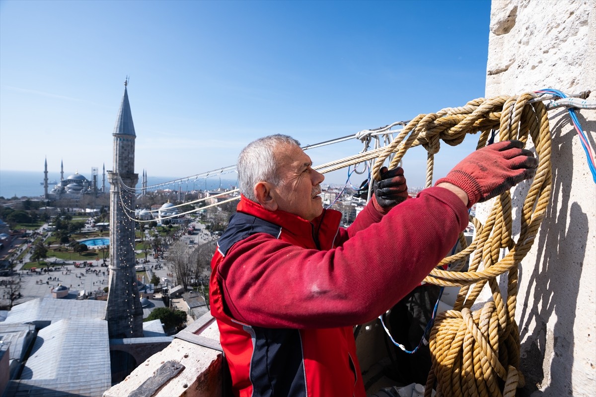 Vakıflar Genel Müdürlüğü ekipleri, ramazanın ilk gününde Ayasofya-i Kebir Cami-i Şerifi'ne asılan...